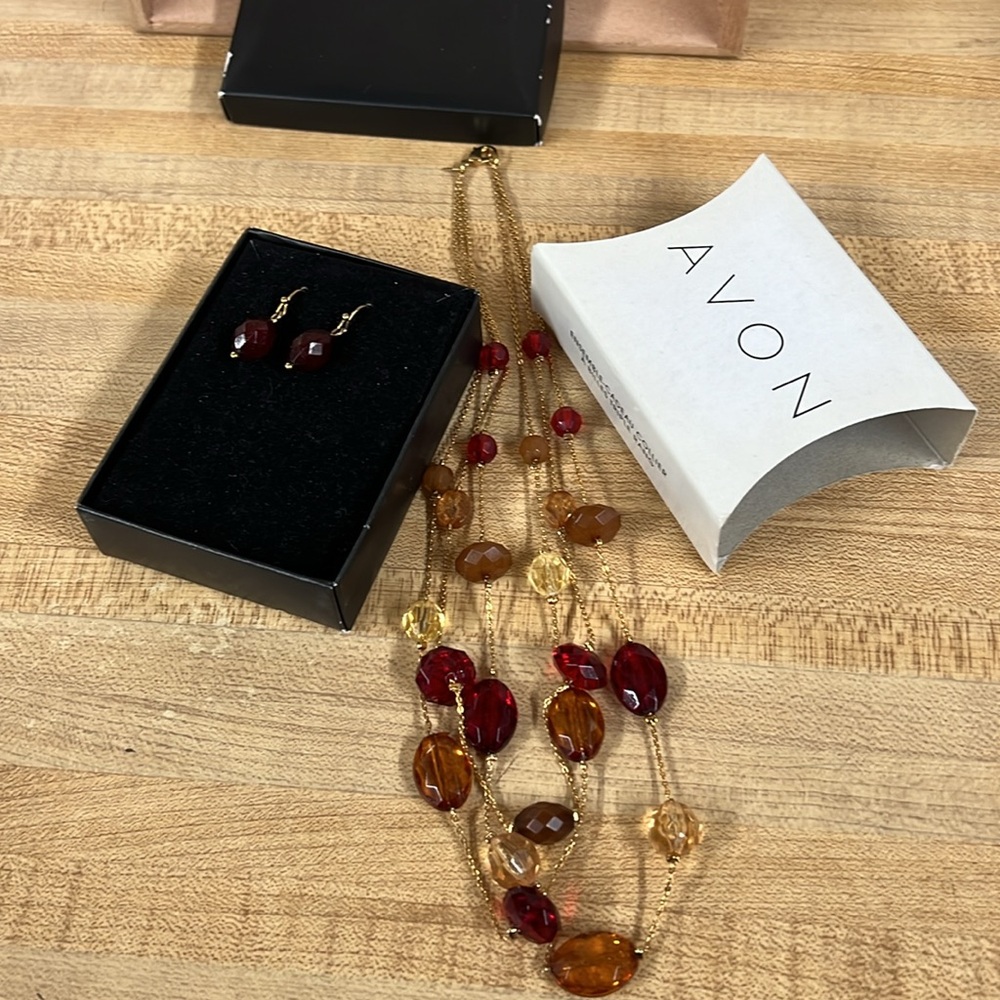 New Avon necklace And Earrings Set